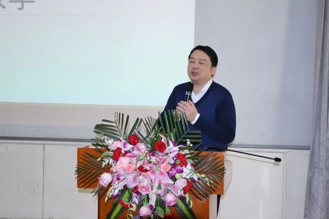 37工口漫画
第二附属中学正高级教师  何杰老师.jpg